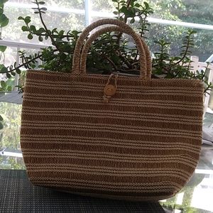 Yarn w a button purse